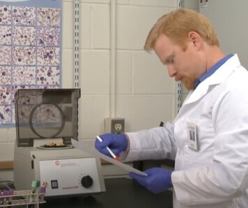 Клиника лечения наркозависимости в Ахтубинске Врач в кабинете клиники