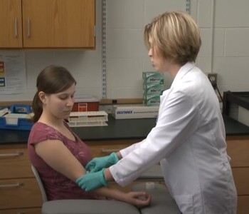 Лечение зависимости от аптечных препаратов в Ахтубинске Врач делает инъекцию пациентке