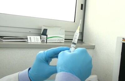 Проведение кодирования Вивитролом в Ахтубинске Шприц с Вивитролом в руках у врача